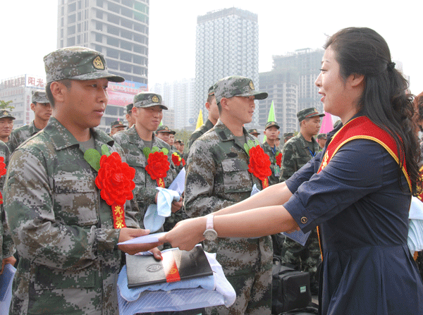 赵王拥军情怀浓 欢送新兵暖征程 - 河北赵王酒业有限公司